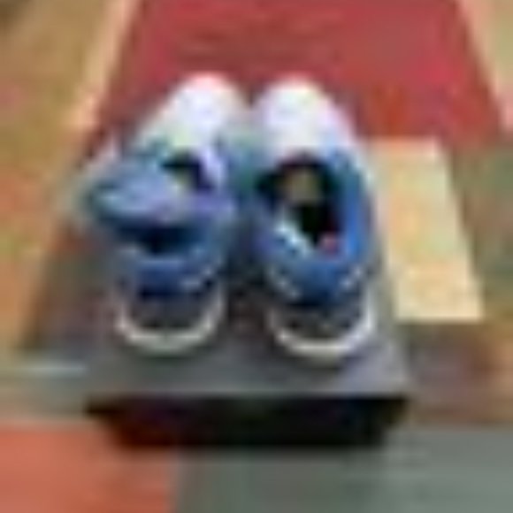 Athletic shoes - Picture 4 of 5